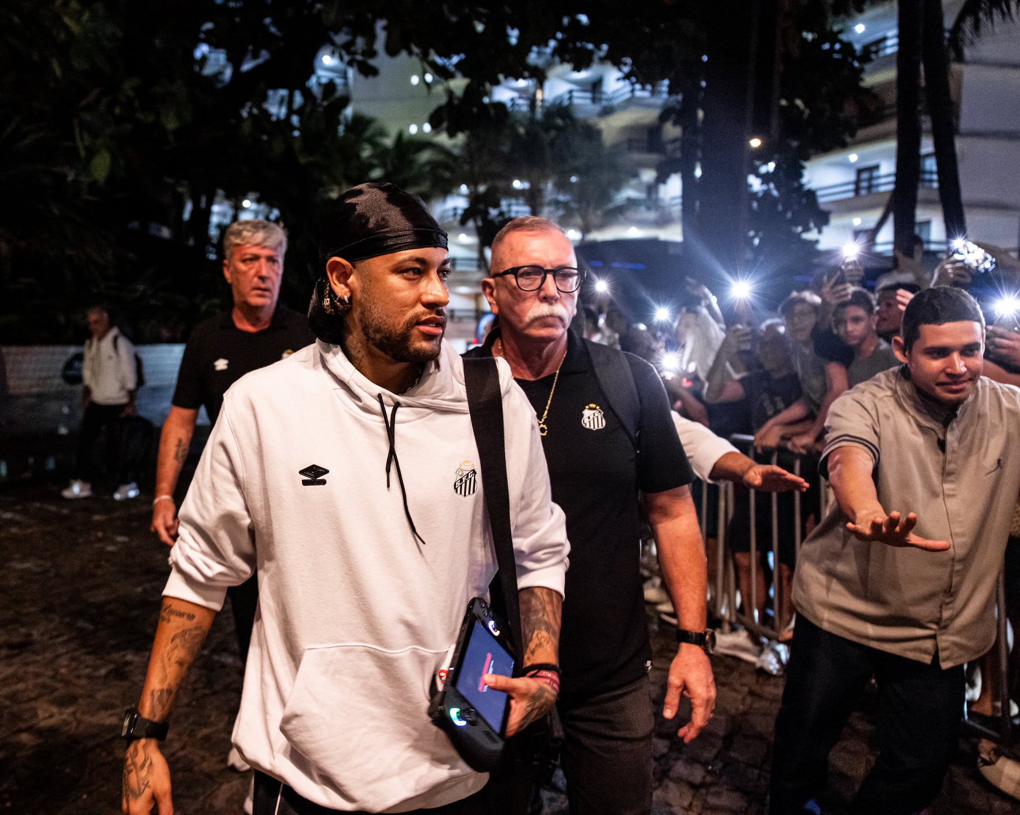 Neymar chega a hotel em Maceió