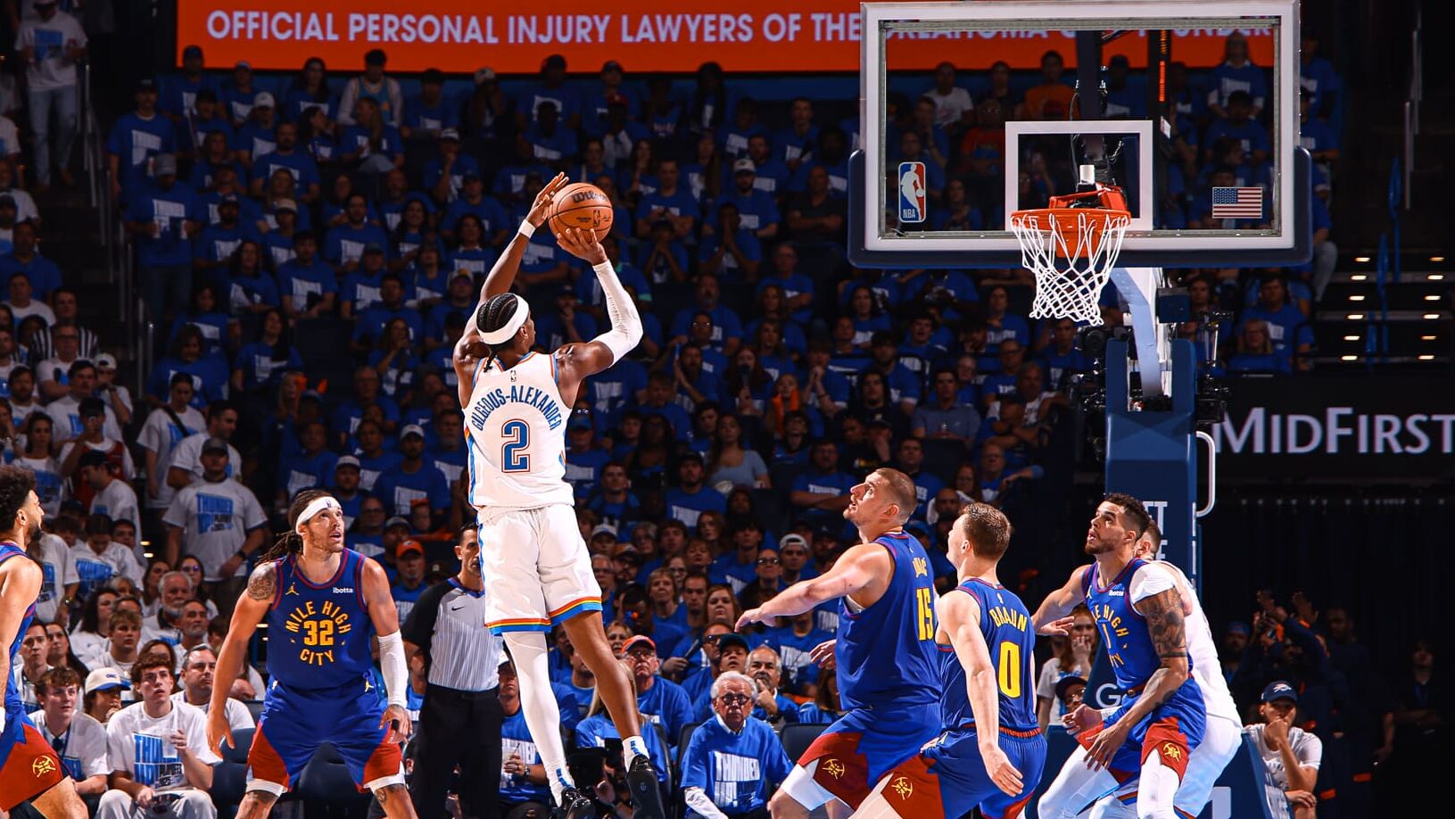 Shai Gilgeous-Alexander, de Oklahoma, arremessa observado por jogadores de Denver