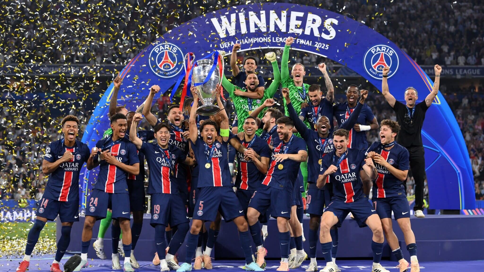 Jogadores do PSG com a taça da Champions League