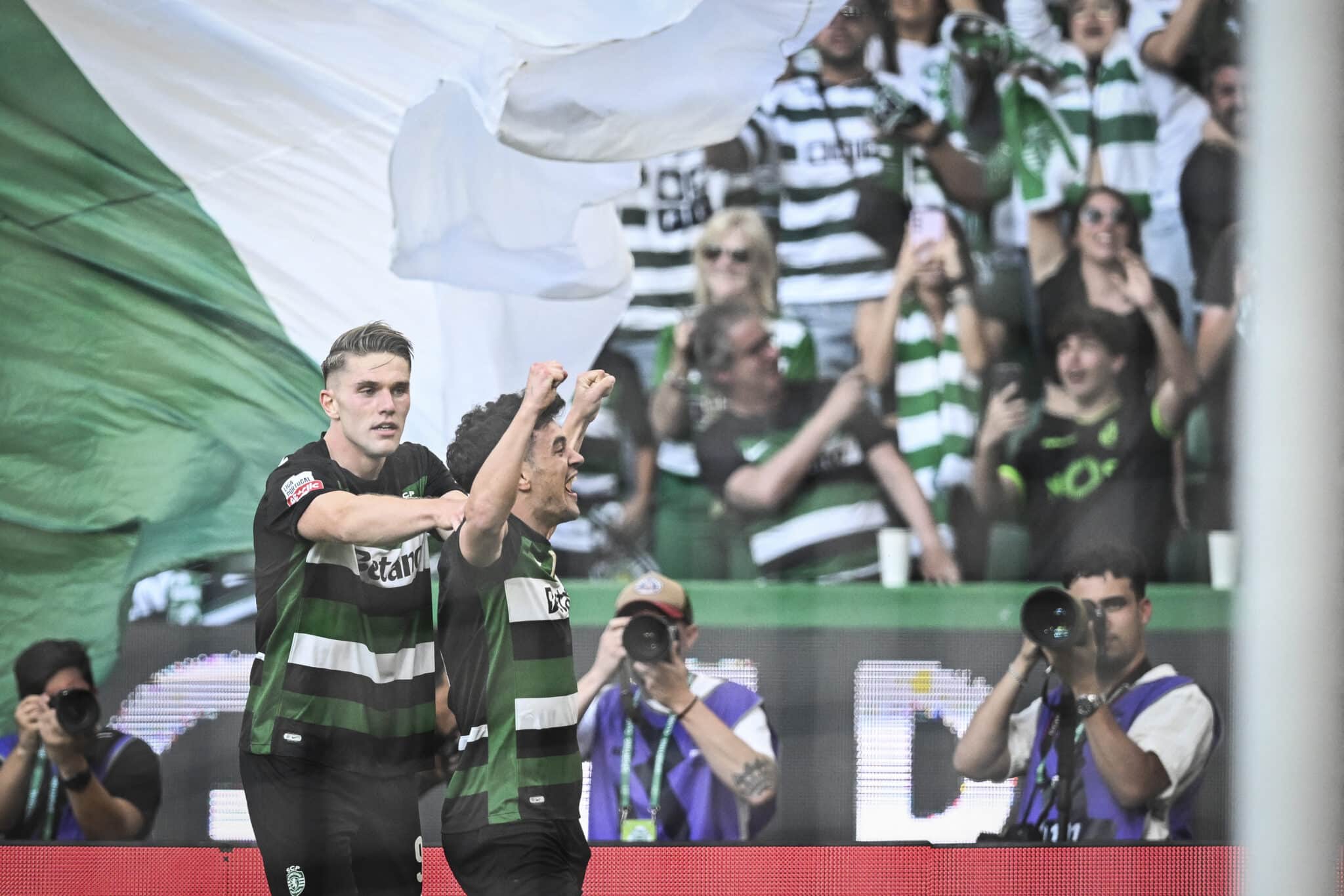 Jogadores do Sporting comemoram gol