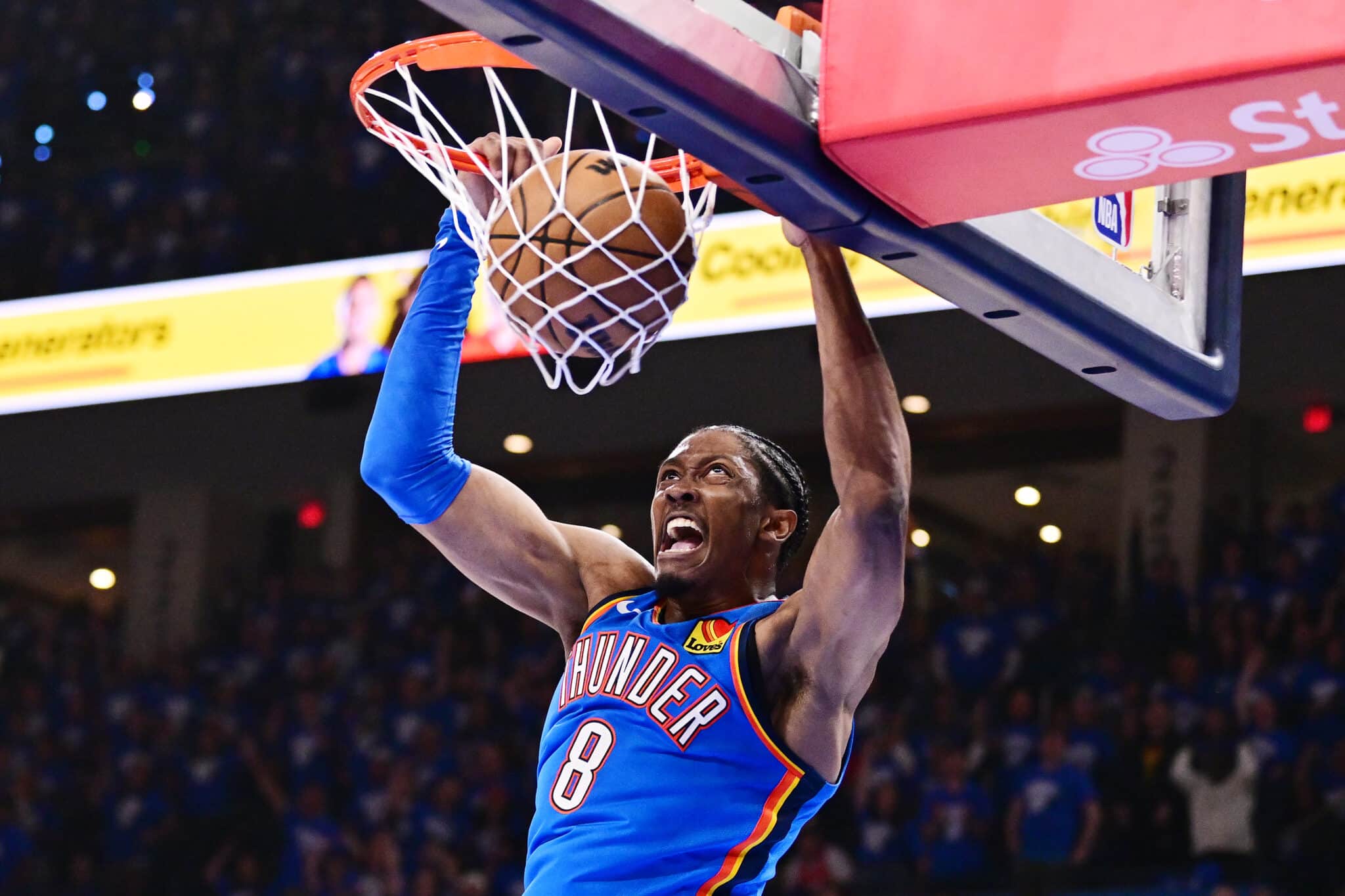 Jalen Williams enterra bola na NBA