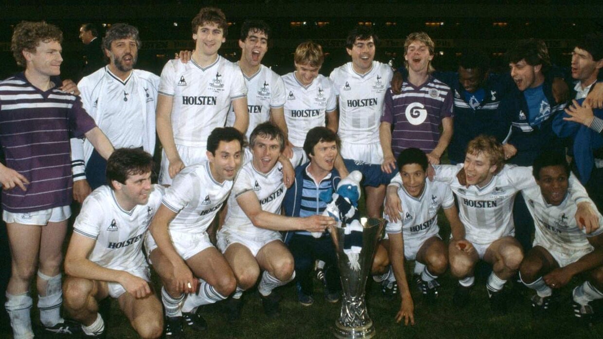 Time do Tottenham com o troféu da Taça da Uefa de 1984