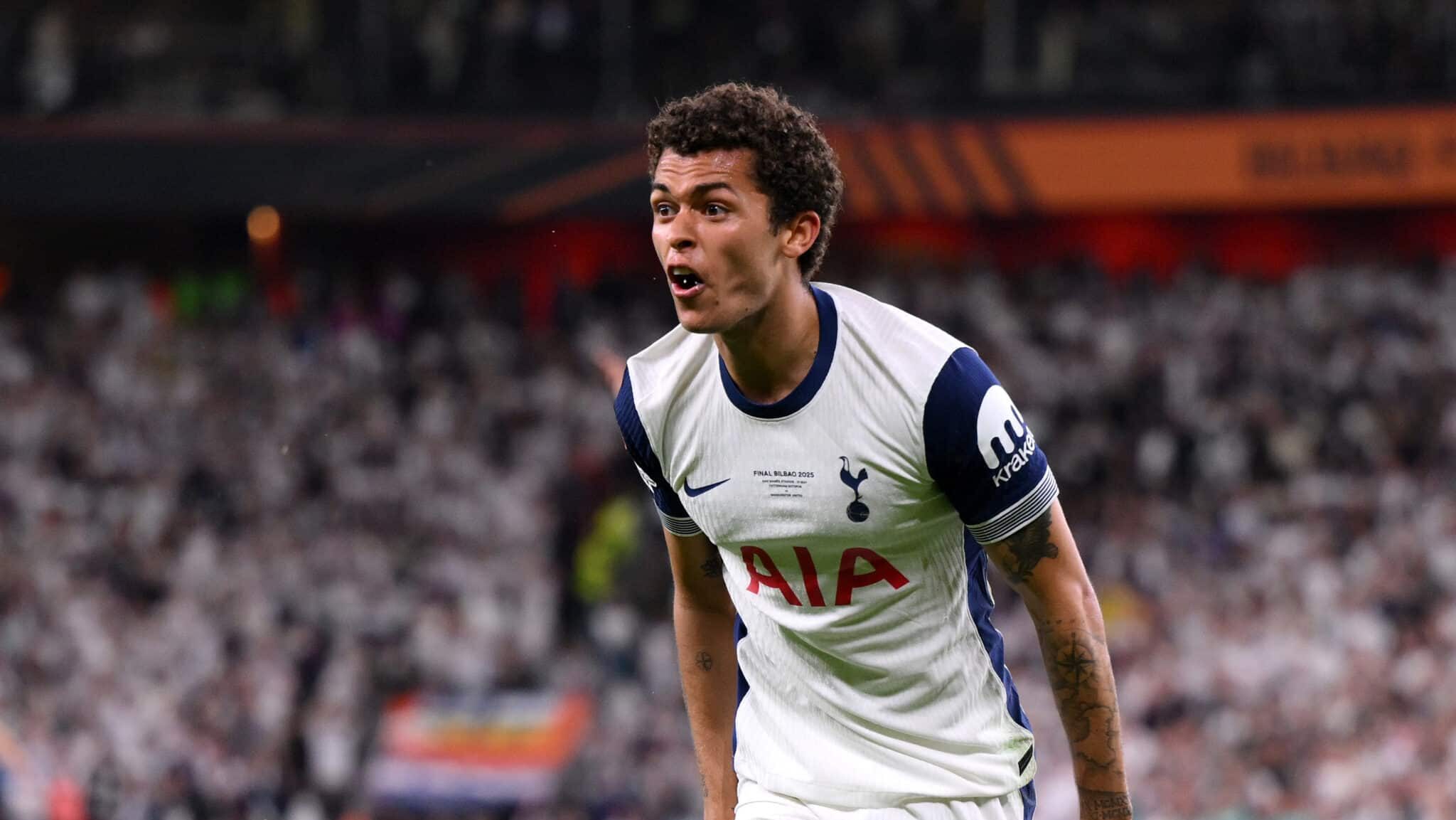 Brennan Johnson comemorando gol título do Tottenham na Europa League