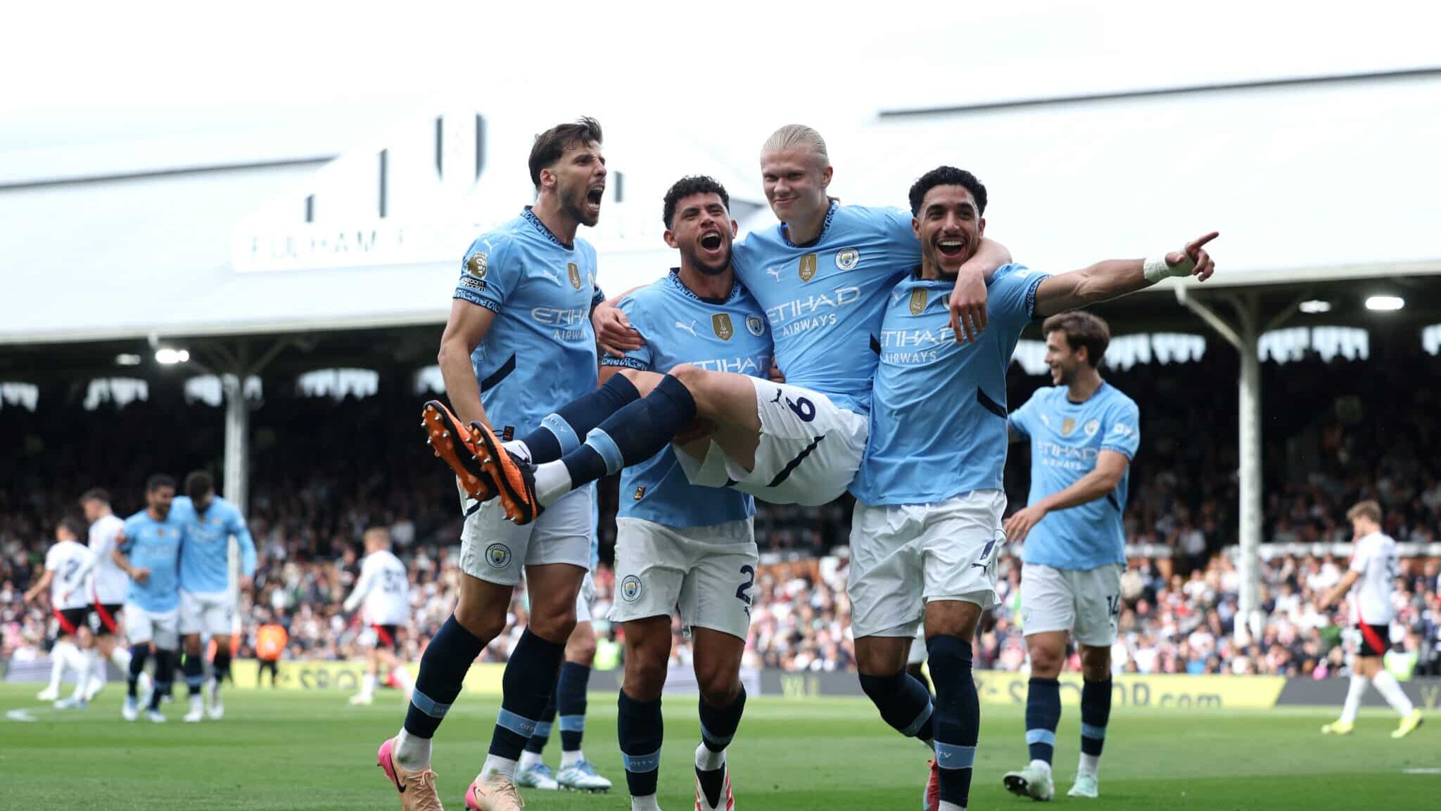 Jogadores do Manchester City comemorando gol na Premier League