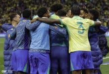 Jogadores da seleção brasileira abraçados