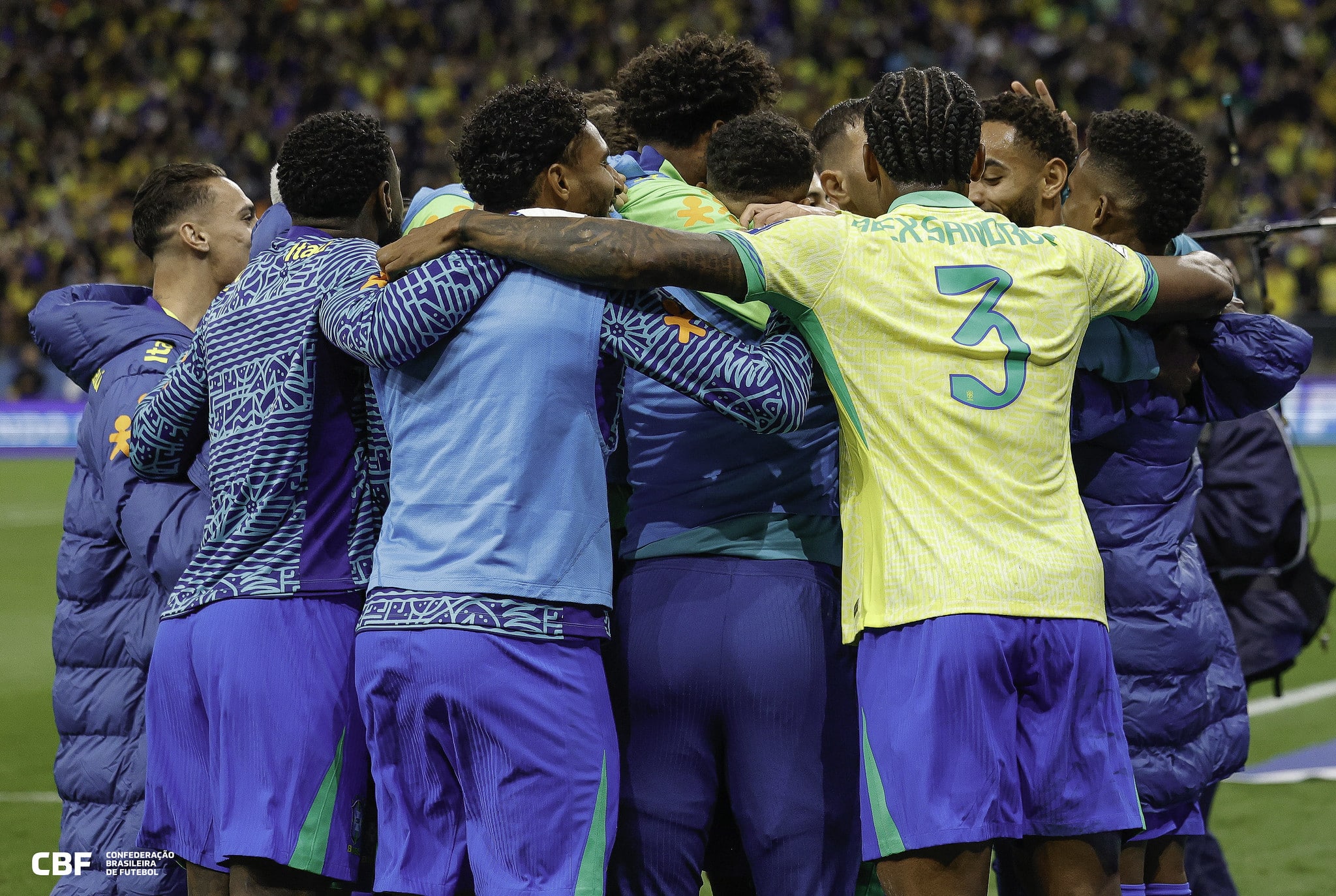 Jogadores da seleção brasileira abraçados