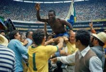 Pelé, sem camisa, é carregado nos ombros após a conquista do título