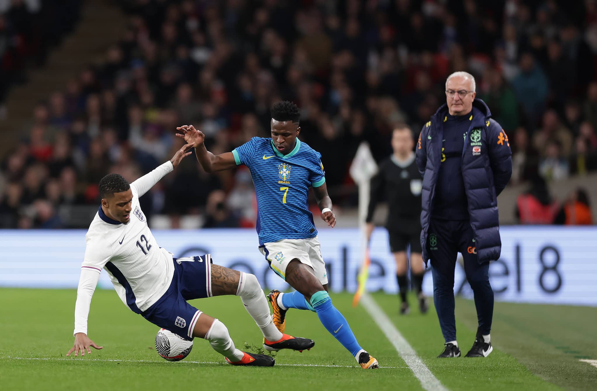 Dorival Júnior observa Vini Jr em disputa por bola contra a Inglaterra