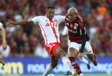 Fernando e Wesley em disputa pela bola em Flamengo x Inter