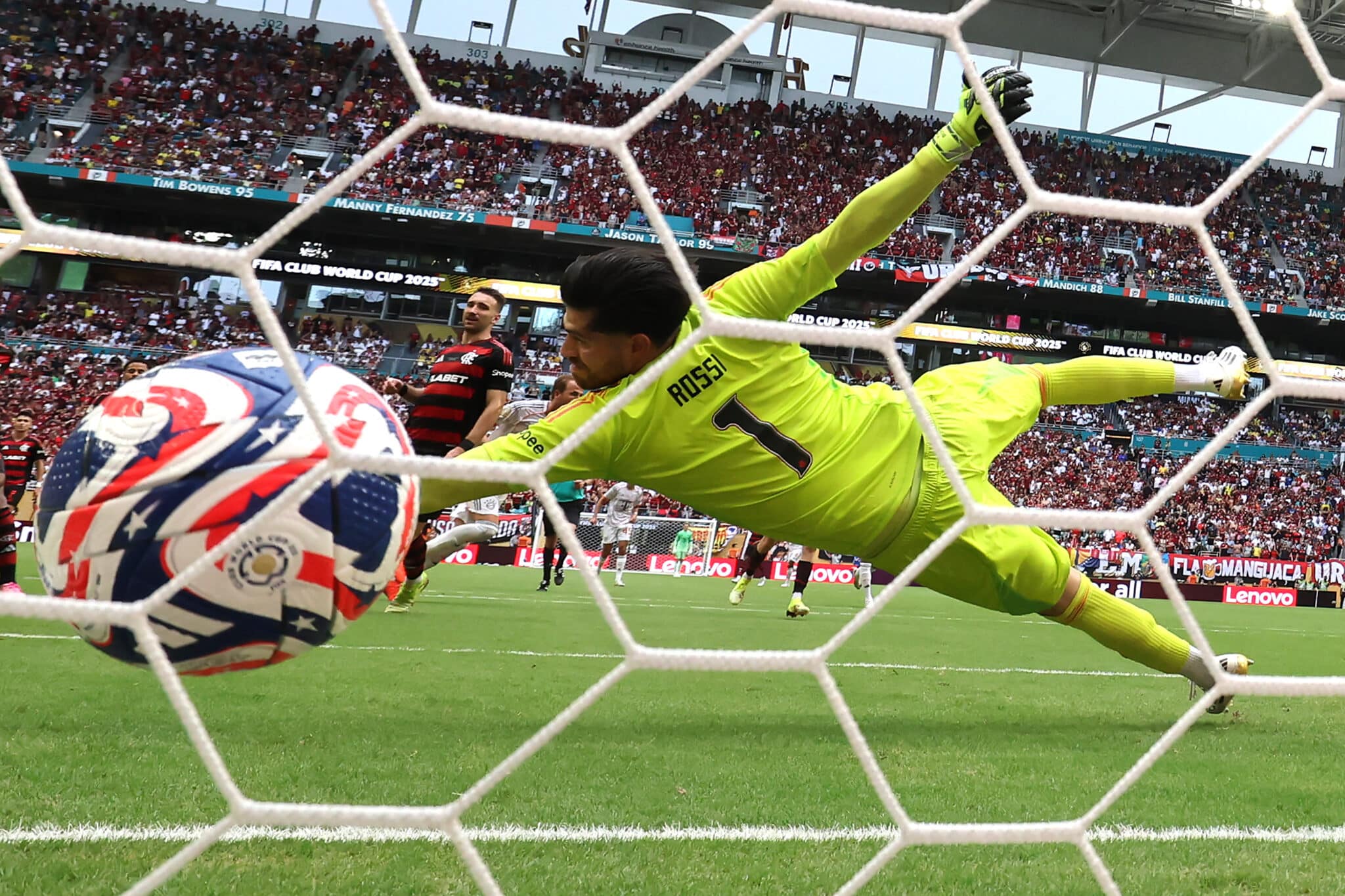 Bola passa pelo goleiro Rossi e entra no gol