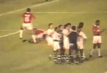 Jogadores do Fluminense reclamam com árbitro