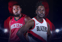 Kevin Durant com a camisa do Houston Rockets e Jrue Holiday com a camisa do Portland Trail Blazers