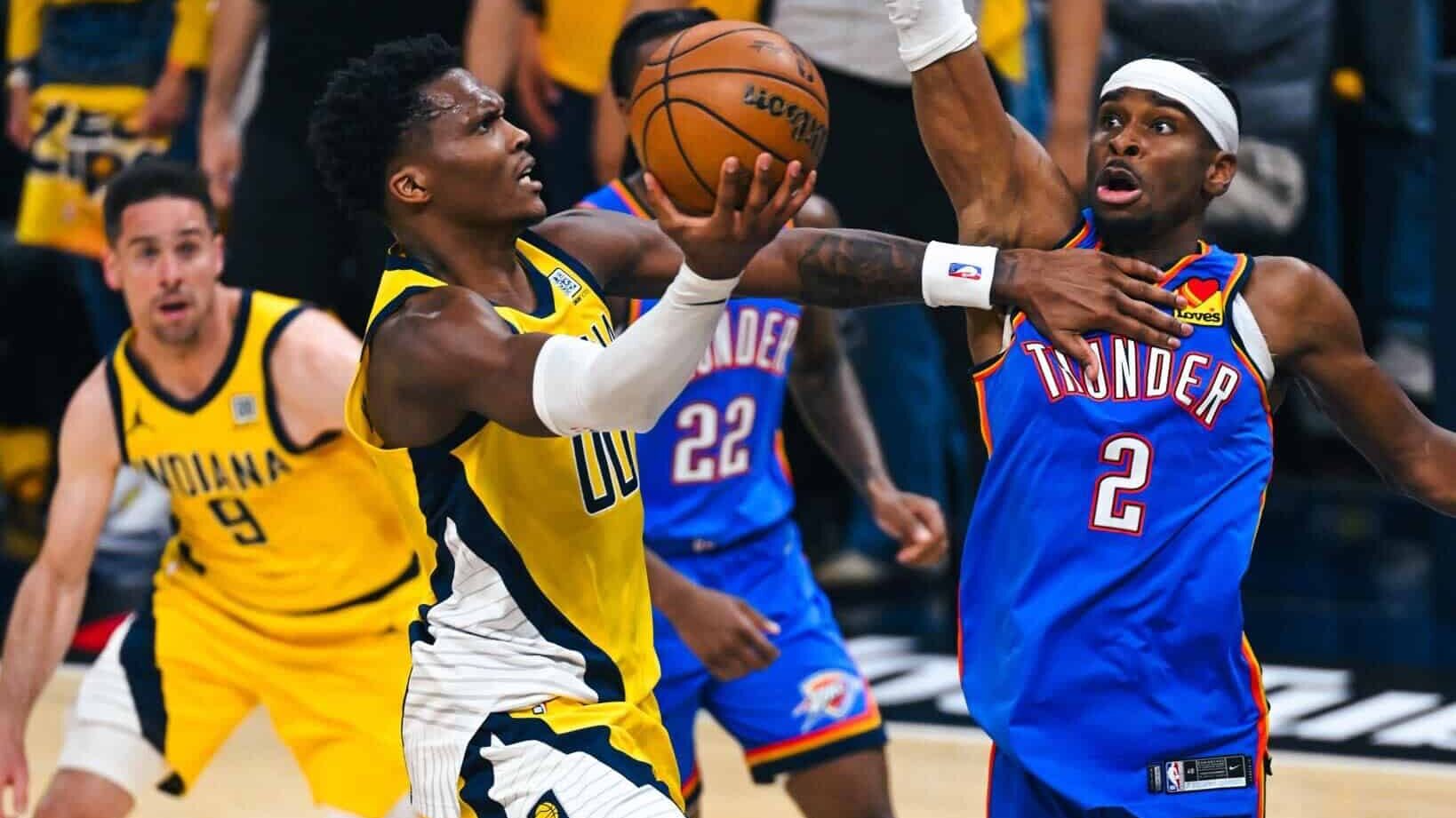 Jogador do Indiana Pacers tenta fazer cesta marcado por jogador do Oklahoma Thunder