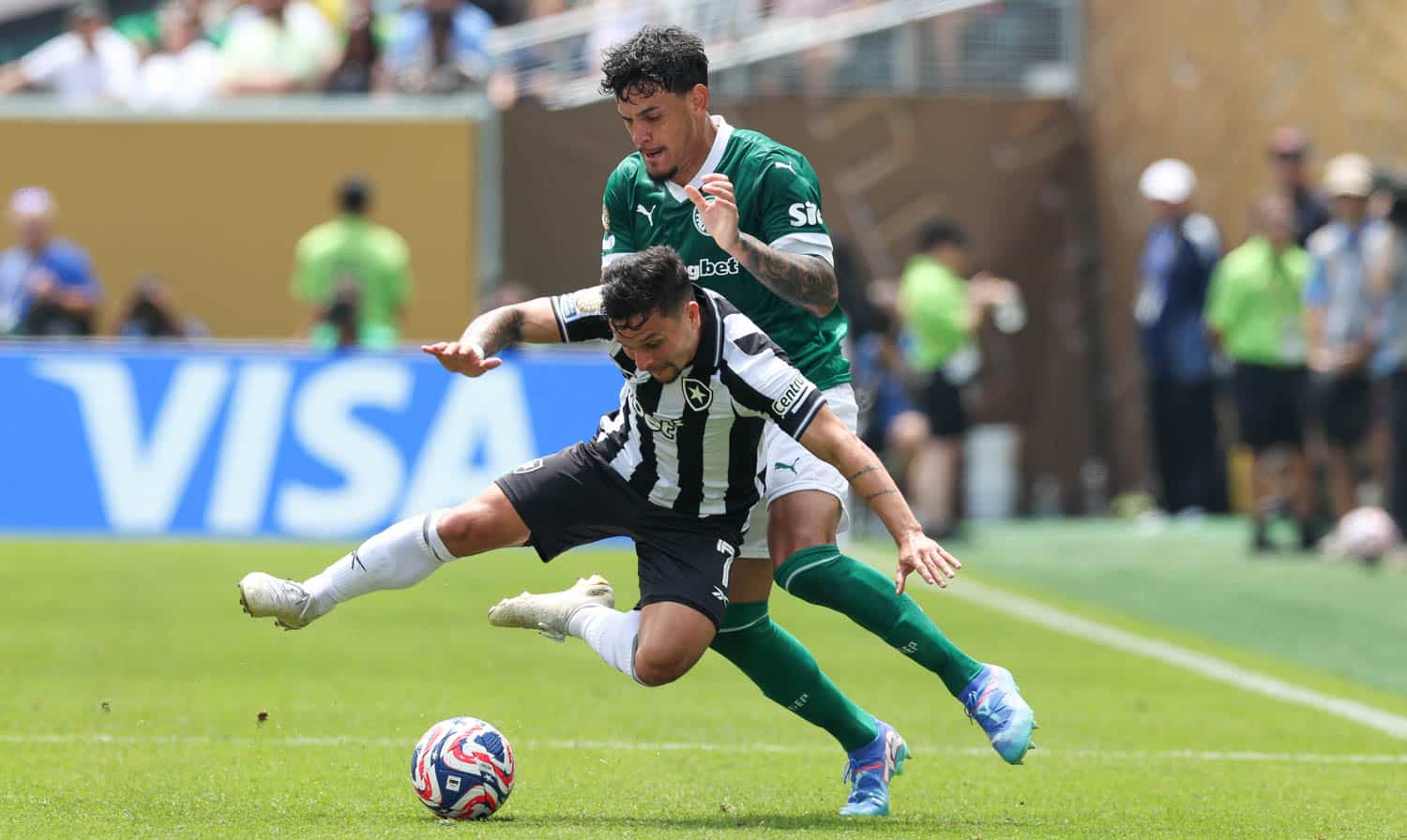Gustavo Gómez e Artur disputam bola