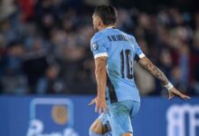 Arrascaeta, de costas, comemora gol do Uruguai