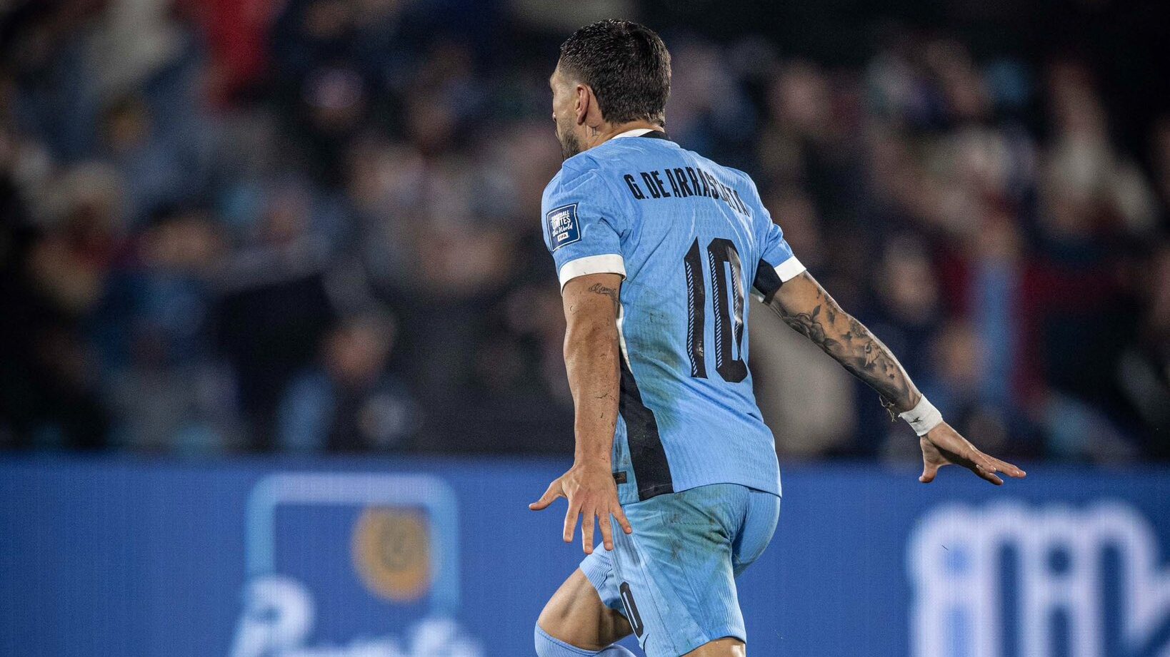 Arrascaeta, de costas, comemora gol do Uruguai