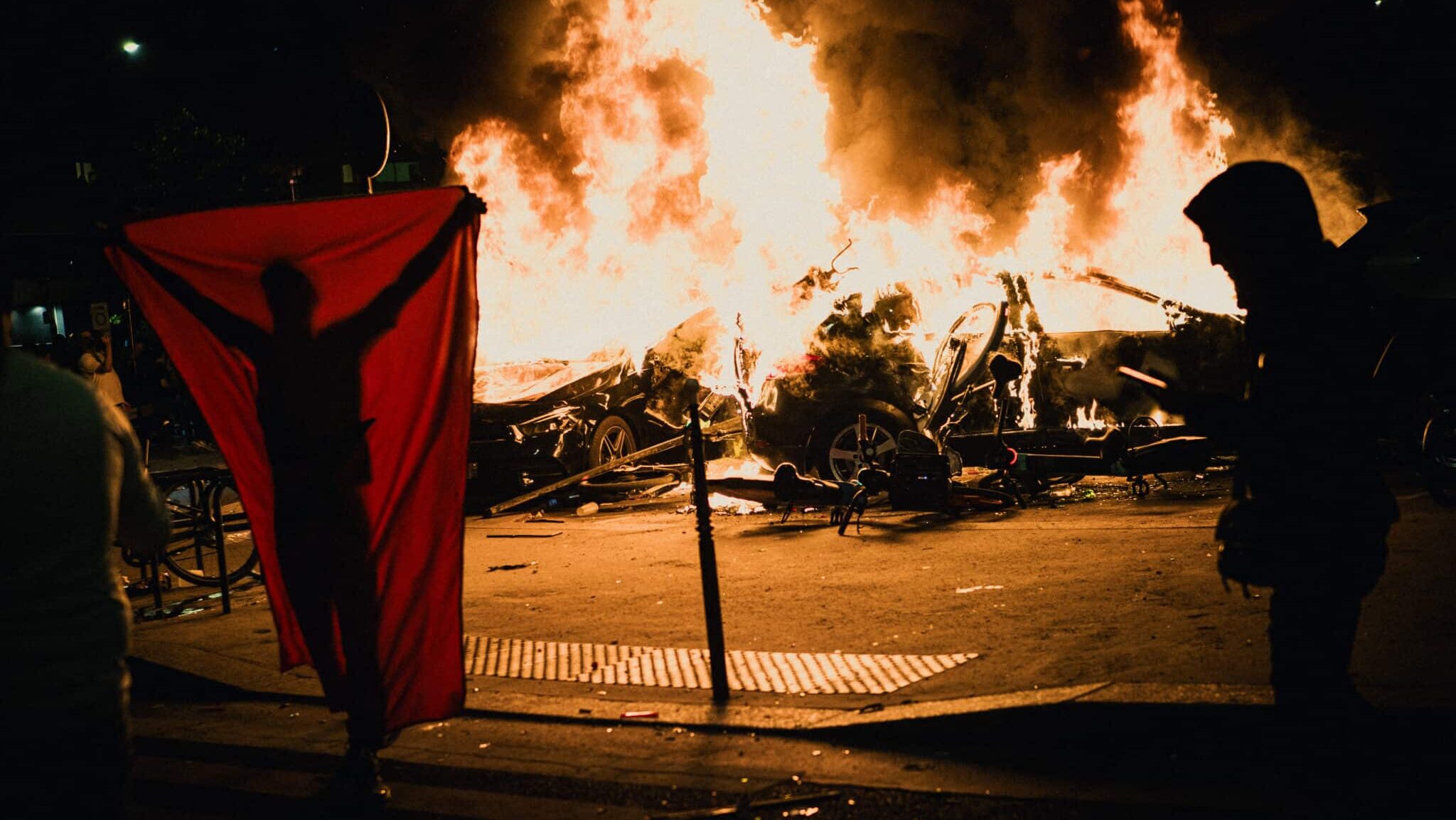 Carros queimam em Paris