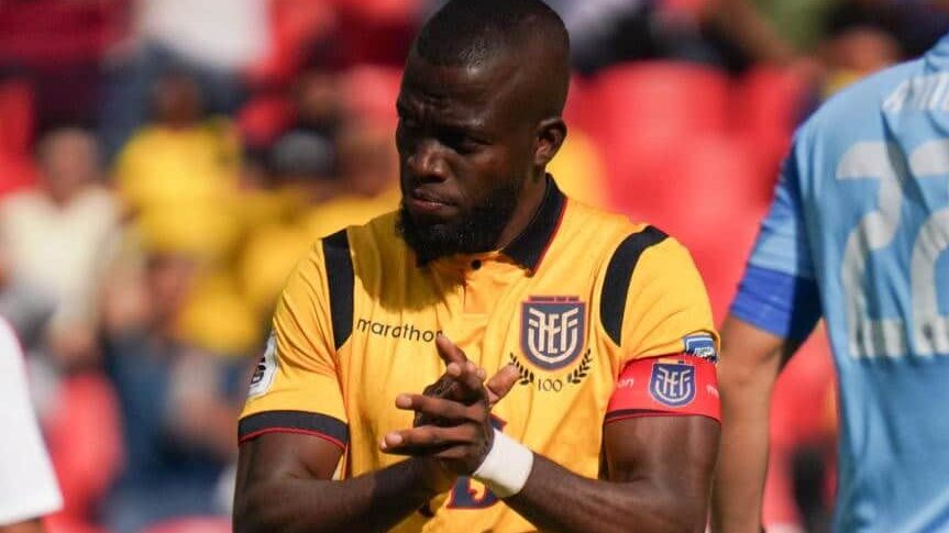 Enner Valencia esfregando as mãos