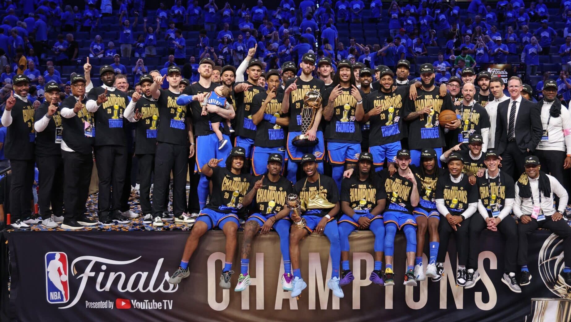 Time do Oklahoma Thunder com a taça de campeão
