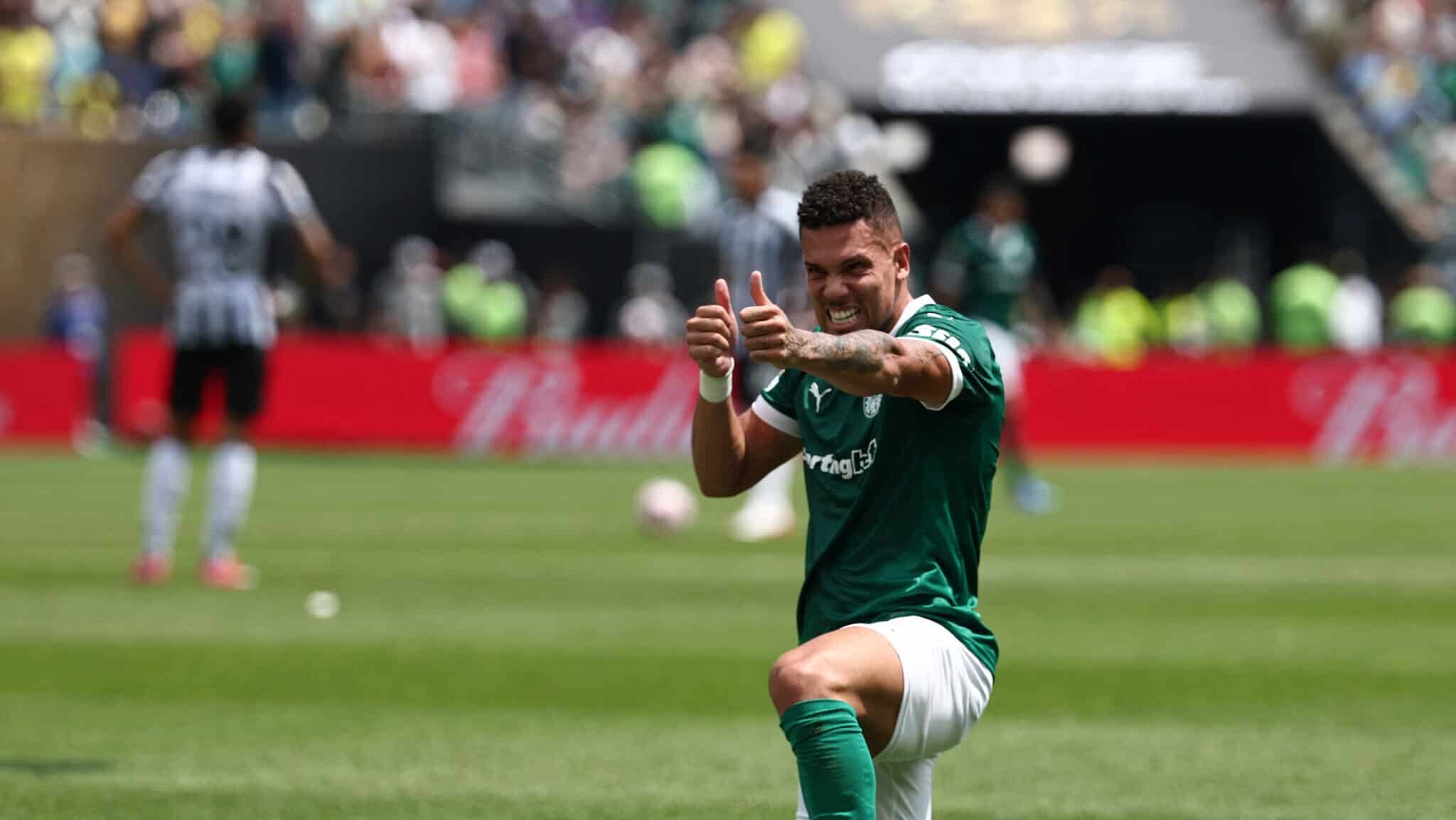 Paulinho comemorando gol do Palmeiras contra o Botafogo na Copa do Mundo de Clubes