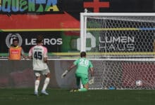 Zagueiro e goleiro do Bayer Leverkusen olham a bola no fundo da rede