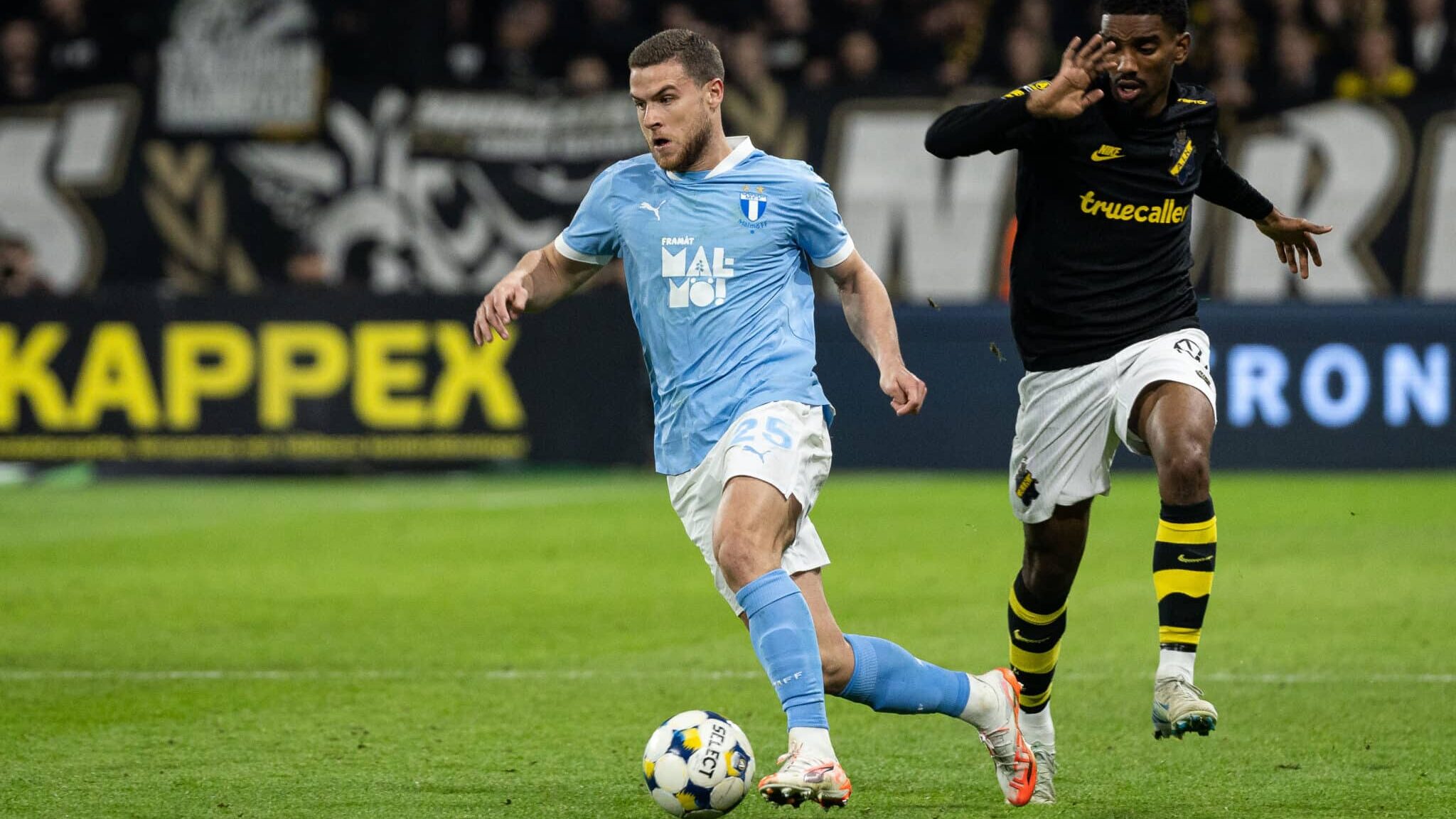 Gabriel Busanello com a camisa do Malmö