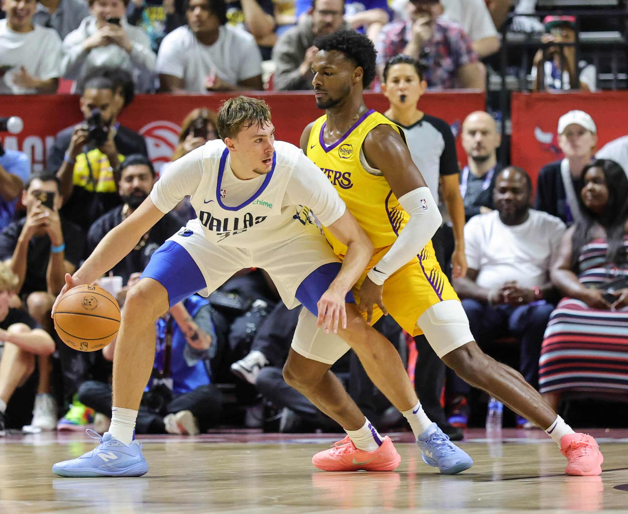 Cooper Flagg, com a bola, é marcado por Bronny James
