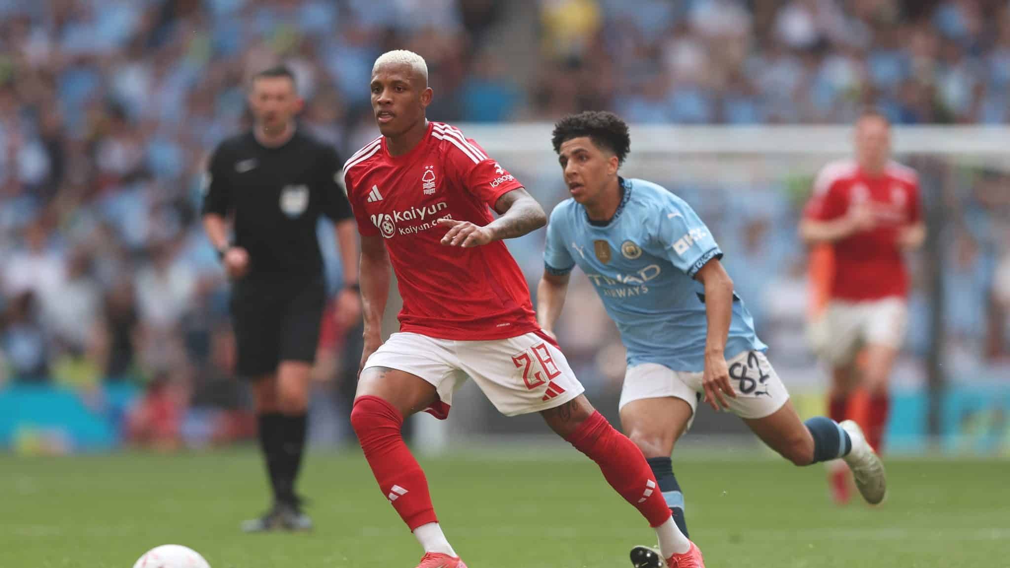 Danilo com a bola
