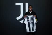 Jonathan David com a camisa da Juventus