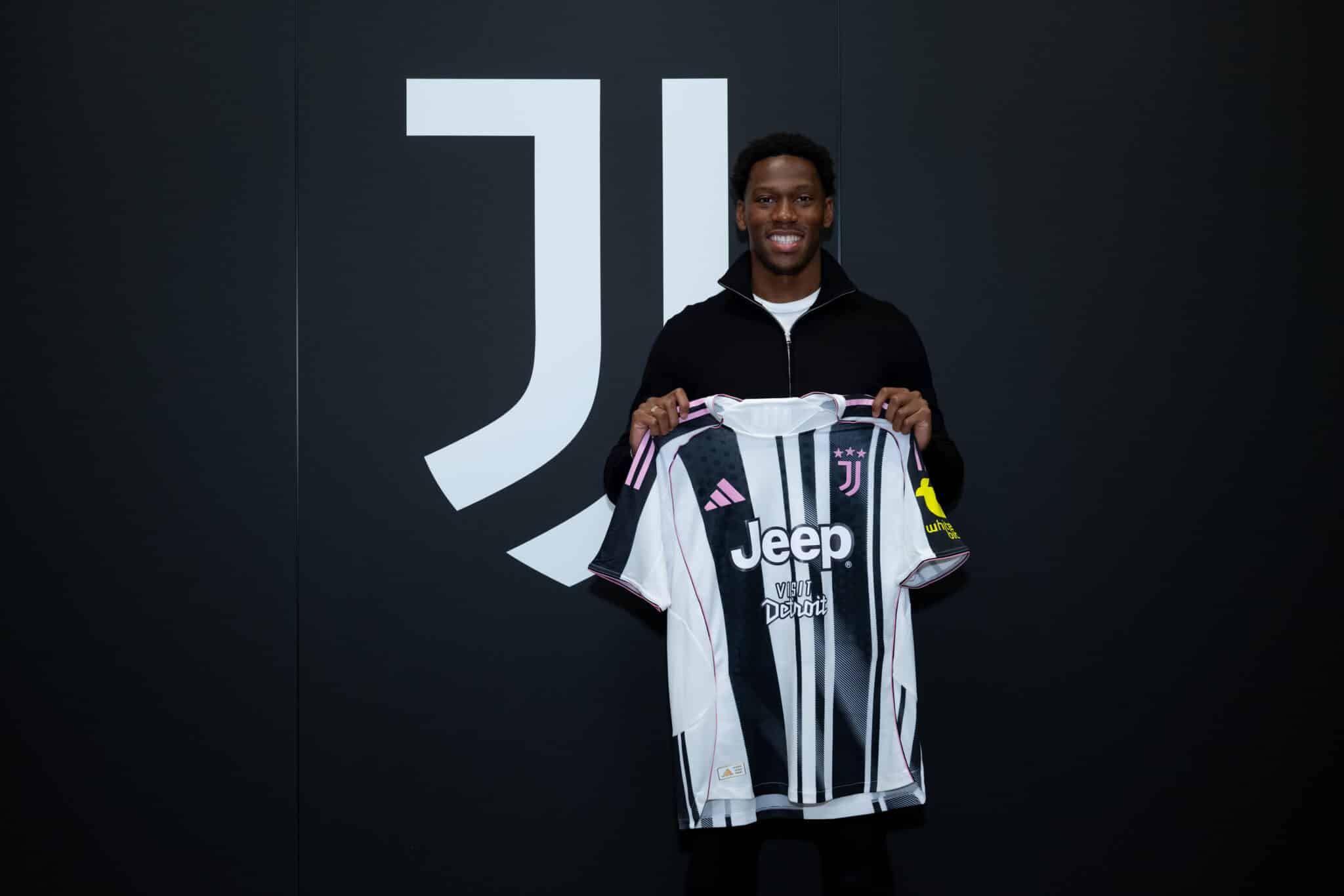 Jonathan David com a camisa da Juventus